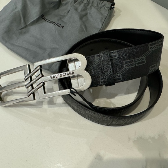 Balenciaga
Authentic BB Signature coated and leather reversible belt - Picture 2 of 7
